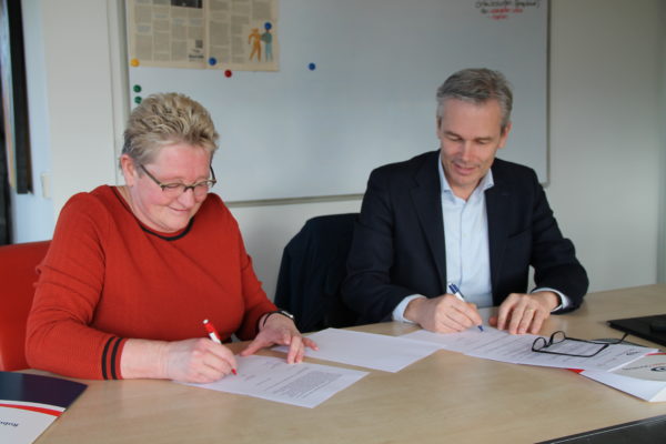 Bestuurders Tom van Mierlo en Monique Beukers ondertekenen een samenwerkingsovereenkomst