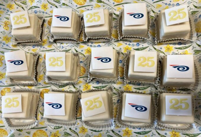 Afbeelding van gebakjes met het logo van de Robert Coppes Stichting en het getal 25 erop.