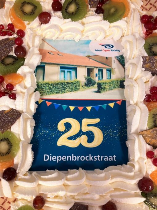 Foto van de taart met daarop een foto van de Diepenbrockstraat, ter ere van het 25-jarig jubileum.