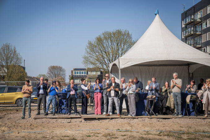 Start bouw Hertoglaan Groepsfoto van betrokkenen van RCS, Charlotte van Beuningen, Huybregts Relou en de Gemeente Vught. Ze staan samen buiten voor het bouwterrein en lachen naar de camera.