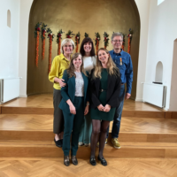 Groepsfoto van Peter samen met de bestuurder en medewerkers van de Robert Coppes Stichting.