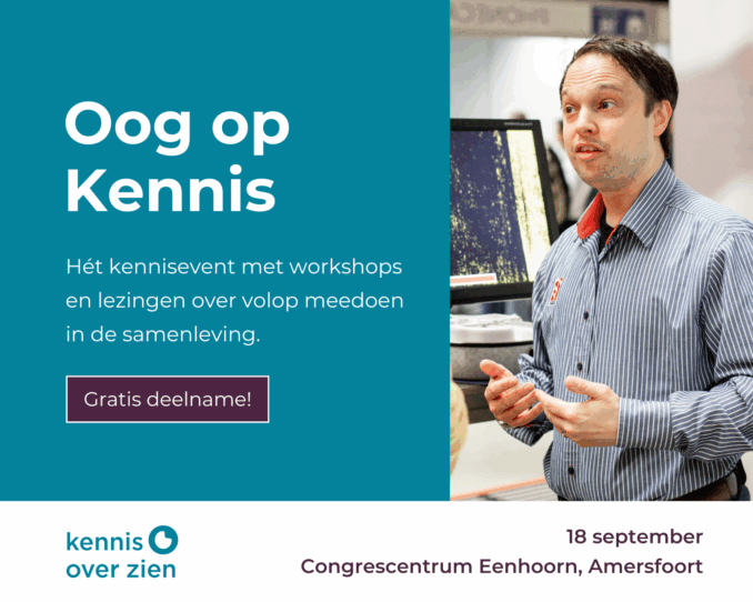 Promotieafbeelding van het kennisevent Oog op Kennis. Links staat de tekst over het evenement met datum, locatie en gratis deelname. Rechts een spreker in een gestreept overhemd, pratend voor een computerscherm. Onderaan het logo van Kennis Over Zien.