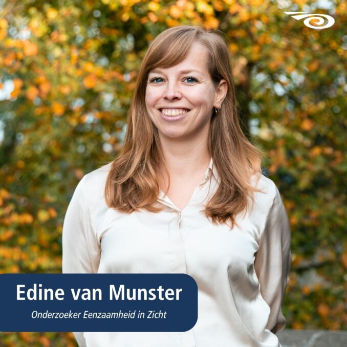 Foto van onderzoeker Edine van Munster die lachend naar de camera kijkt. Op de achtergrond zijn groene en gele bladeren te zien. Rechtsboven in de hoek staat het logo van de Robert Coppes Stichting, en linksonder de tekst 'Edine van Munster, onderzoeker Eenzaamheid in Zicht'.