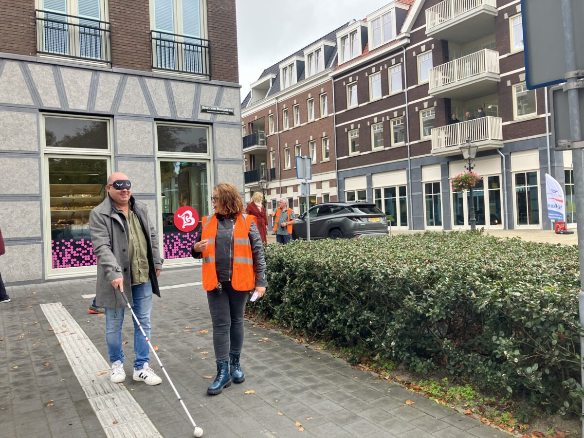 Bezoeker die de kans krijgt om zelf te lopen met de witte stok
