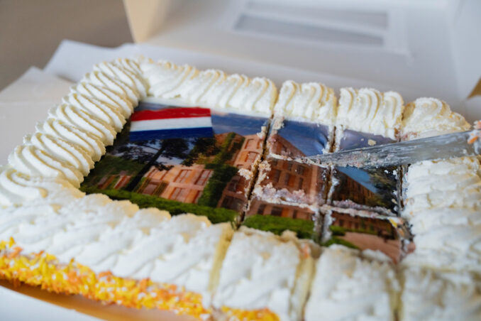 Groepsfoto van betrokkenen van RCS, Charlotte van Beuningen, Huybregts Relou en de Gemeente Vught. Ze staan samen buiten voor het bouwterrein en lachen naar de camera.