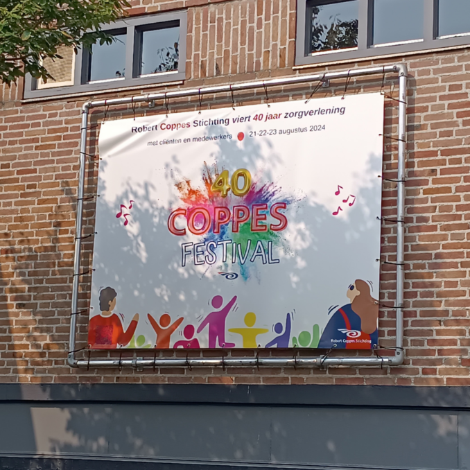 Website – Jubileumfestival – 1000×1000 Gevelbanner van de Robert Coppes Stichting met ‘40 Coppes Festival’, dat het 40-jarig jubileum van de zorgverlening aankondigt.