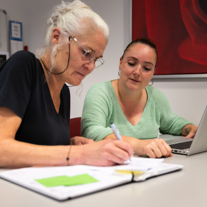 In elk team zijn er aanspreekpunten voor thema’s zoals kwaliteit, medicatie en het zorgdossier. Zij stemmen periodiek af met de adviseur kwaliteit en de kwaliteitsverpleegkundige. De adviseur kwaliteit ontwikkelt of actualiseert beleid op basis van landelijke ontwikkelingen en kaders. De kwaliteitsverpleegkundige verbindt beleid en praktijk en ondersteunt teams bij professionalisering. De manager zorginhoud en expertise maakt deel uit van het strategisch team en zorgt voor samenhang en ontwikkeling op strategisch vlak.