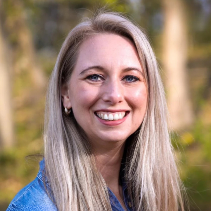 Nieuwsartikelen website 2026 – 1000×1000 px – Marit Portretfoto van coördinator Marit met lang licht haar in een blauwe blouse, gefotografeerd buiten met een groene, onscherpe achtergrond.